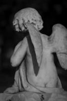 statue d'ange sur pierre tombale photo