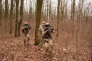 soldats dans la forêt d'automne photo