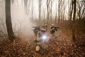 soldats dans la forêt d'automne photo