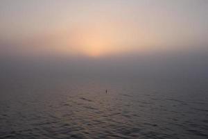 paysage avec coucher de soleil et mer photo