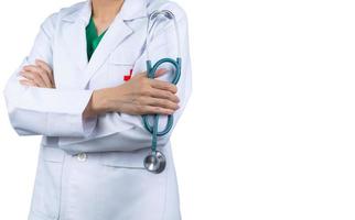 le médecin spécialiste cardiologue porte un uniforme blanc. stand de médecin avec les bras croisés et la main tenant le stéthoscope. professionnel de la Santé. médecin asiatique debout avec confiance. concept de confiance des patients. photo