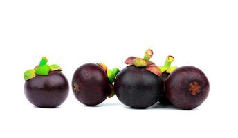 mangoustan entier montrant une peau violette isolée sur fond blanc avec espace. fruits tropicaux de thaïlande. la reine des fruits. concept de marché de fruits frais d'asie. source naturelle de tanin et de xanthones photo