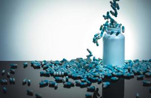 verser la pilule capsule bleu-blanc dans une bouteille blanche et une table noire. surconsommation d'antibiotiques. utilisation d'antibiotiques raisonnable. résistance aux antibiotiques. industrie pharmaceutique. pilule antimicrobienne. photo