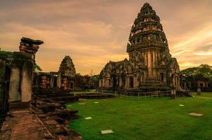 paysage du parc historique de phimai avec ciel coucher de soleil. point de repère de nakhon ratchasima, thaïlande. Destinations de voyage. le site historique est ancien. bâtiment ancien. architecture classique du temple khmer. photo