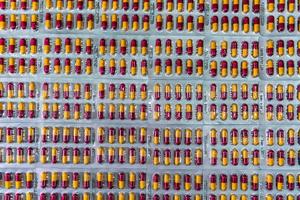 pilules de capsule antibiotique sous blister à la ligne de production de l'usine de fabrication pharmaceutique. industrie pharmaceutique et concept pharmaceutique. résistance aux antibiotiques. emballage de pilules. photo