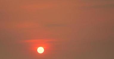 grand soleil rond et ciel de coucher de soleil rouge le soir avec un espace pour une citation d'inspiration. beauté dans la nature. beau ciel de coucher de soleil d'été. fond tranquille et paisible. scène panoramique du ciel rouge. photo