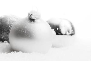 boules de verre de noël sur la neige, fond d'hiver photo