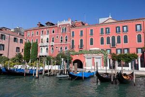 venise grand canal et gondole petit port photo