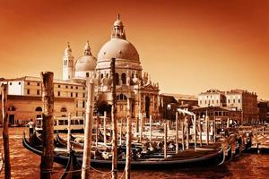 Venise, Italie. basilique santa maria della salute et grand canal photo