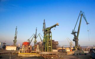 Grues au chantier naval, Gdansk, Pologne photo