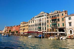 venise grand canal et gondole petit port photo