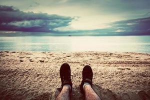 point de vue à la première personne des jambes de l'homme sur la plage d'automne. vintage photo