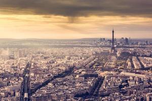 paris, horizon de la france au coucher du soleil. tour eiffel dans une lumière dorée romantique photo