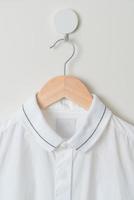 chemise suspendue avec cintre en bois au mur photo