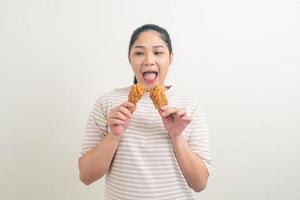 femme asiatique avec du poulet frit à portée de main photo