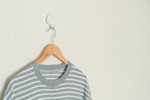 t-shirt suspendu avec cintre en bois photo