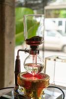 cafetière classique à siphon dans un café photo