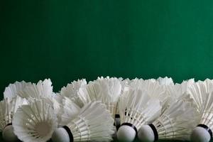 volants de badminton usagés et anciens sur fond vert, mise au point douce et sélective. photo