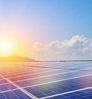 panneau photovoltaïque, nouvelle technologie pour stocker et utiliser l'énergie de la nature avec la vie humaine, l'énergie durable et le concept d'ami environnemental. photo