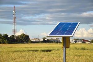 panneau photovoltaïque, nouvelle technologie pour stocker et utiliser l'énergie de la nature avec la vie humaine, l'énergie durable et le concept d'ami environnemental. photo