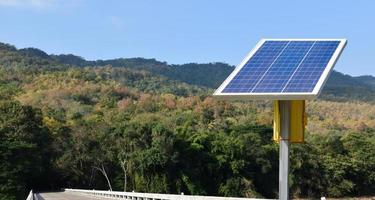 panneau photovoltaïque, nouvelle technologie pour stocker et utiliser l'énergie de la nature avec la vie humaine, l'énergie durable et le concept d'ami environnemental. photo