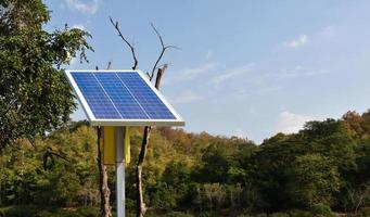 panneau photovoltaïque, nouvelle technologie pour stocker et utiliser l'énergie de la nature avec la vie humaine, l'énergie durable et le concept d'ami environnemental. photo