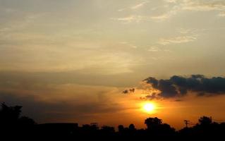 silhouette rétroéclairée au coucher du soleil du soir à la capitale rurale photo