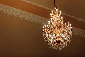 grand lustre en cristal. groupe de cristaux suspendus photo