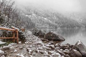 lac de montagne en hiver. vue de côté. morske oko. Pologne photo