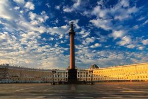 beau ciel du matin sur la place du palais, saint-petersburg, ru photo