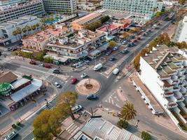 vue aérienne de la ville espagnole au bord de la plage de majorque photo