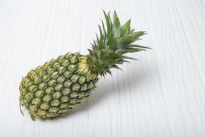 ananas de nourriture saine sur une table en bois blanc. photo