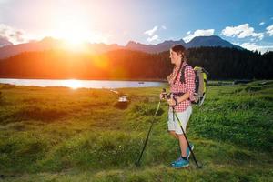 fille en randonnée pendant des vacances à la montagne photo