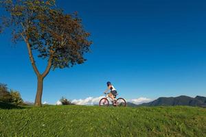 faire du vélo dans les prairies de montagne photo