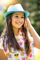 portrait de petite fille caucasienne aux cheveux longs dans la nature photo