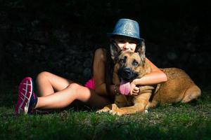 chien de berger allemand avec sa maîtresse inséparable petite fille photo