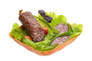 salami mûr avec salade, basilic, oignon et tomate photo