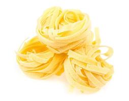 Nid de fettuccine de pâtes italiennes isolé sur fond blanc photo