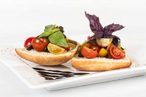 tomates juteuses sur du pain frais, pesto comme garniture photo