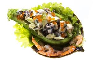 salade de fruits de mer au caviar rouge à l'avocat photo