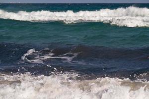 vagues de la mer sur la mer méditerranée photo