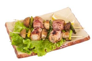 pétoncles grillés enveloppés de bacon avec champignons et bacon photo