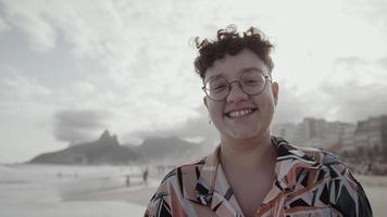 jeune fille latine, célèbre plage rio de janeiro, brésil. vacances d'été latines. photo