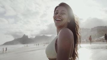 jeune fille latine, célèbre plage rio de janeiro, brésil. vacances d'été latines. photo