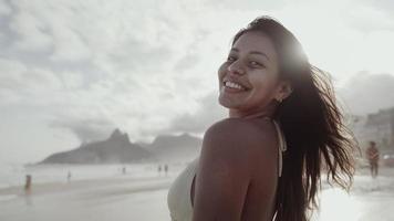 jeune fille latine, célèbre plage rio de janeiro, brésil. vacances d'été latines. photo