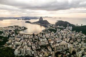 mont du pain de sucre à rio de janeiro, brésil. bâtiments botafogo. baie de guanabara et bateaux et navires. photo