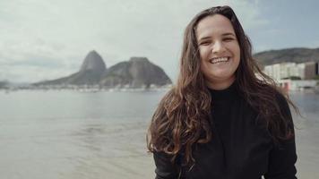 jeune fille latine, célèbre plage rio de janeiro, brésil. vacances d'été latines. photo