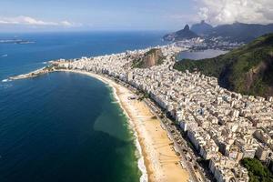 plage de copacabana, rio de janeiro, brésil. destinations de voyage d'été. vue aérienne. photo