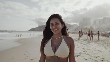 jeune fille latine, célèbre plage rio de janeiro, brésil. vacances d'été latines. photo