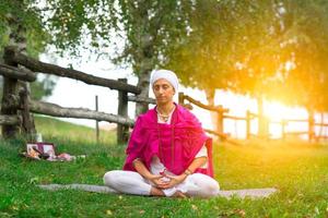 pose de yoga dans la nature je photo